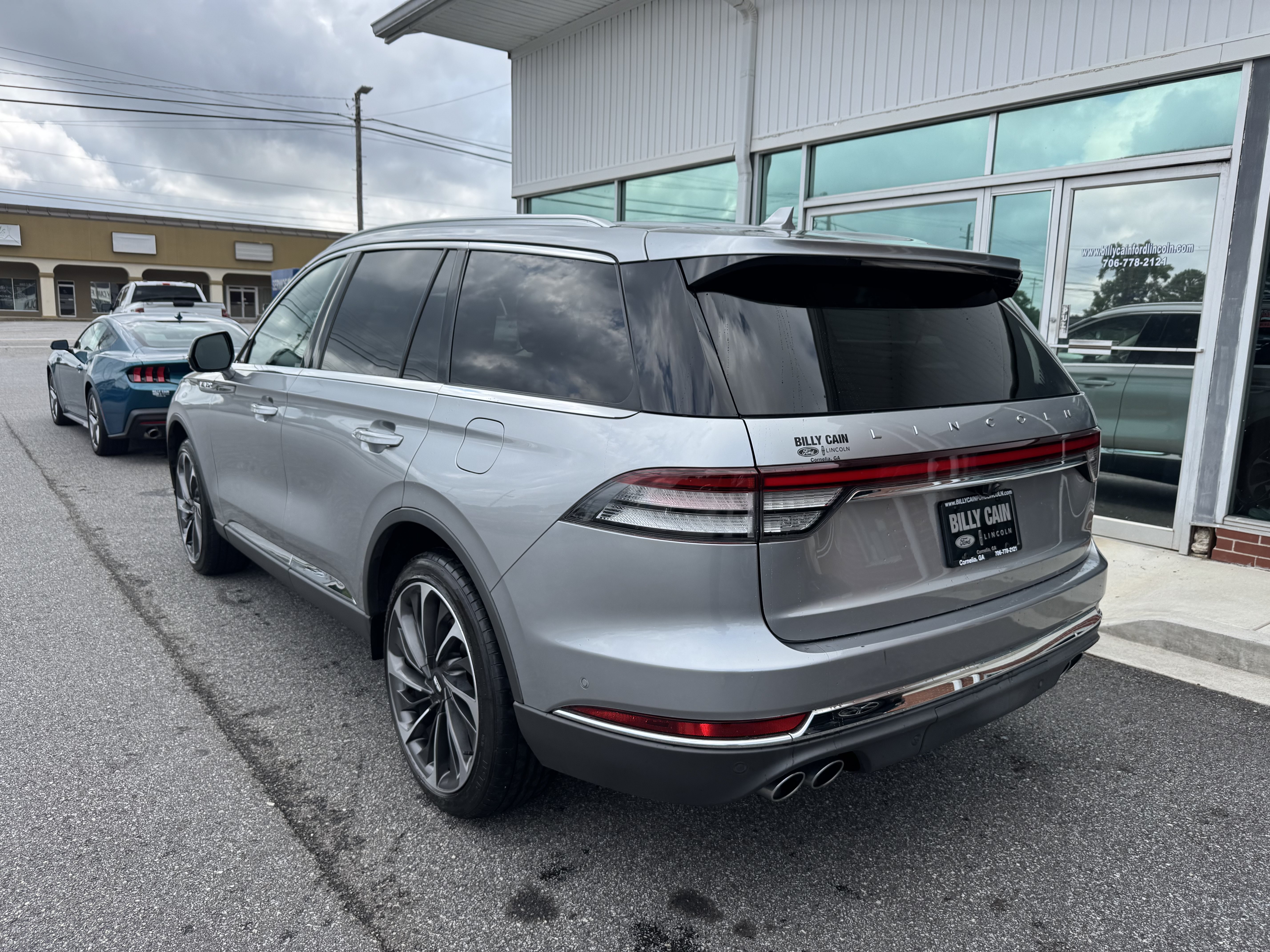 Used 2020 Lincoln Aviator Reserve w/ Equipment Group 202A AWD/4WD image 2