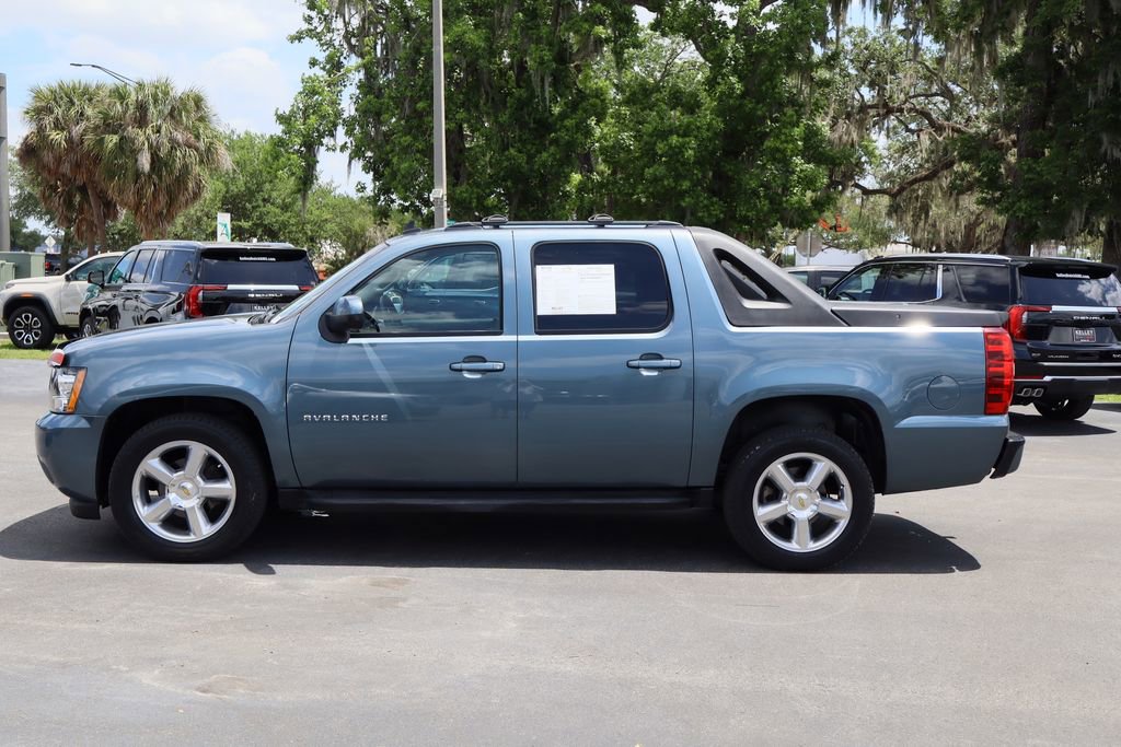 Used 2011 Chevrolet Avalanche LS image 4