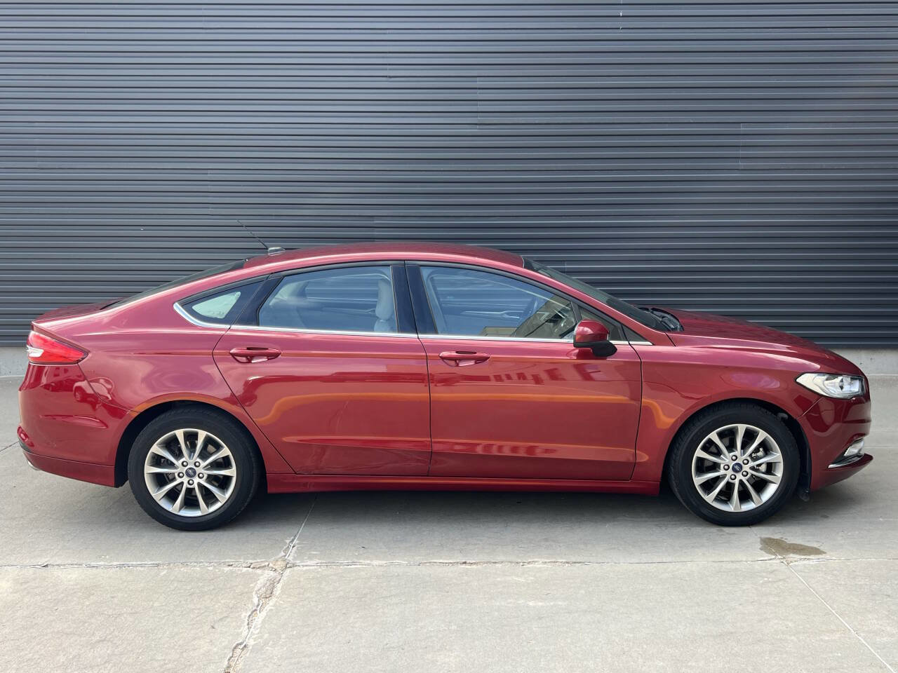 Used 2017 Ford Fusion SE FWD image 10