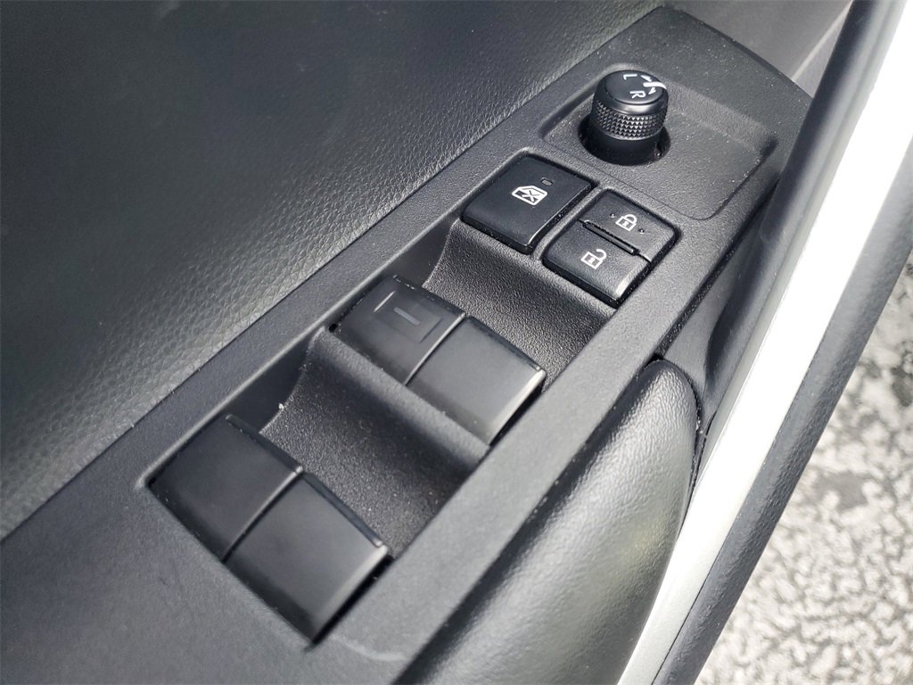 Used 2025 Toyota Corolla Cross L image 18