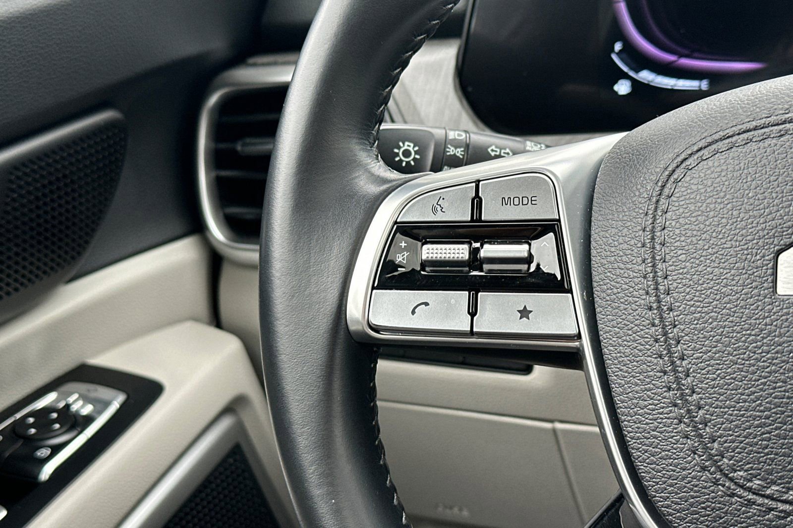 Used 2023 Kia Telluride EX w/ EX Captain's Chair Package image 27