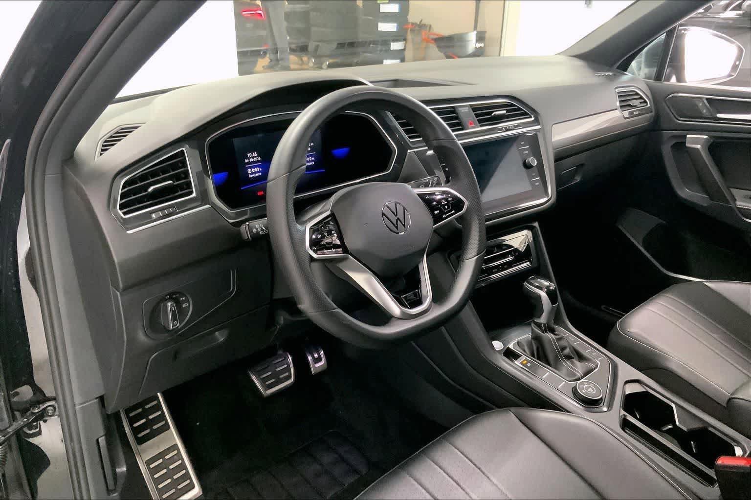 Used 2022 Volkswagen Tiguan SE R-Line AWD/4WD image 2