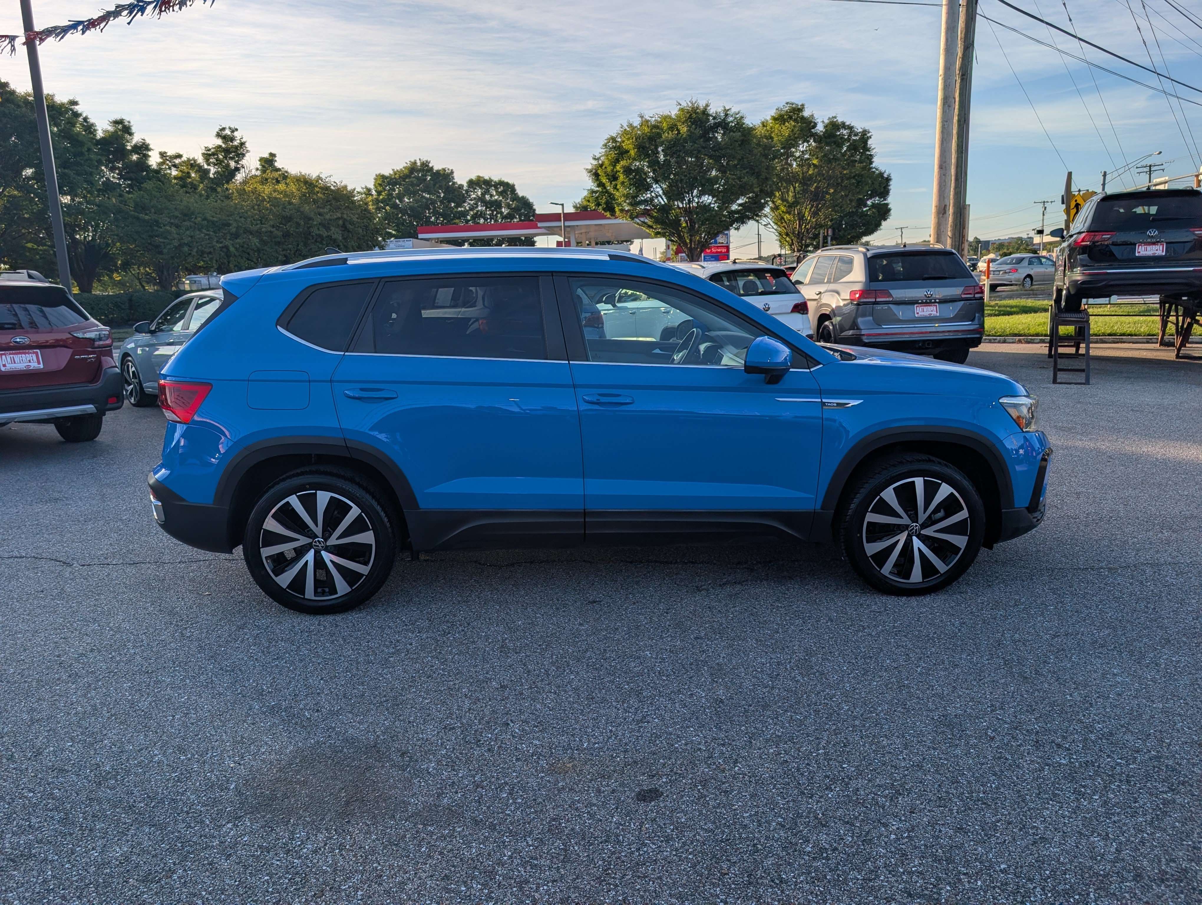 Used 2022 Volkswagen Taos SE w/ Panoramic Sunroof Package FWD image 2