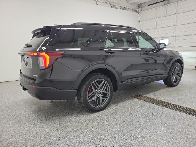 Used 2025 Ford Explorer ST-Line w/ ST-Line Street Pack AWD/4WD image 3
