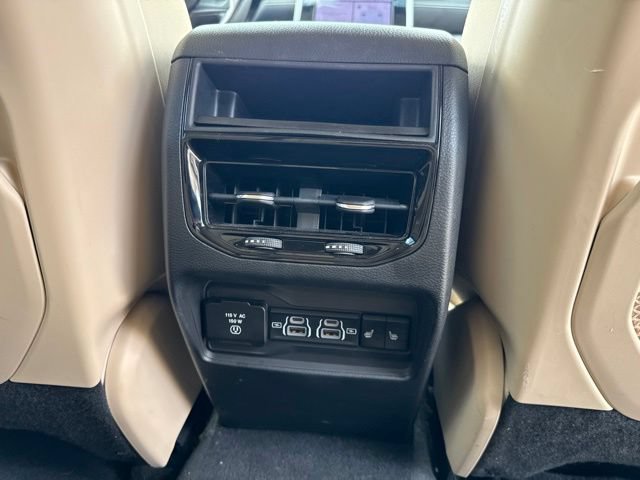 Used 2022 Jeep Grand Cherokee Limited w/ Luxury Tech Group II AWD/4WD image 16