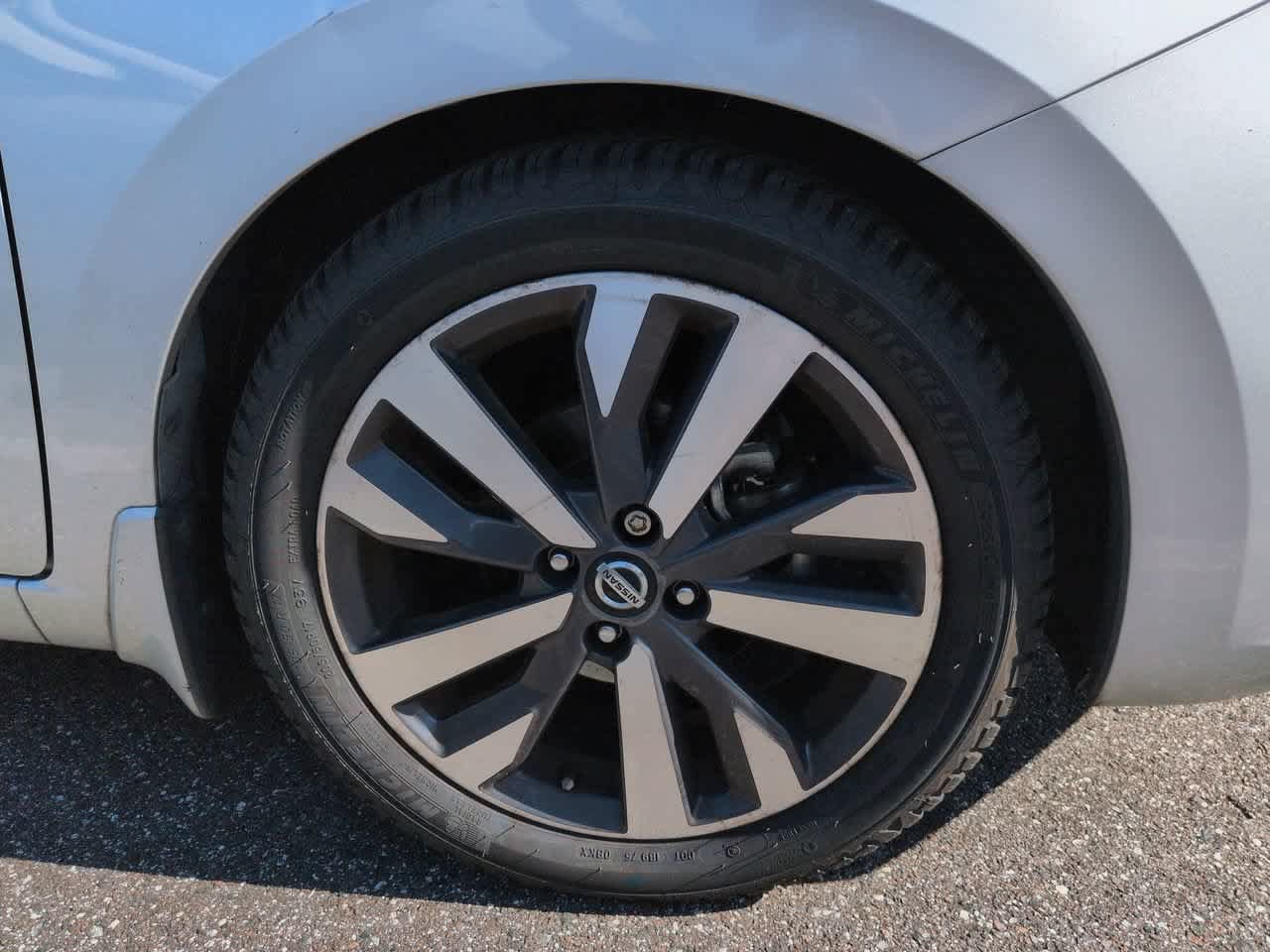 Used 2020 Nissan Versa SR FWD image 9