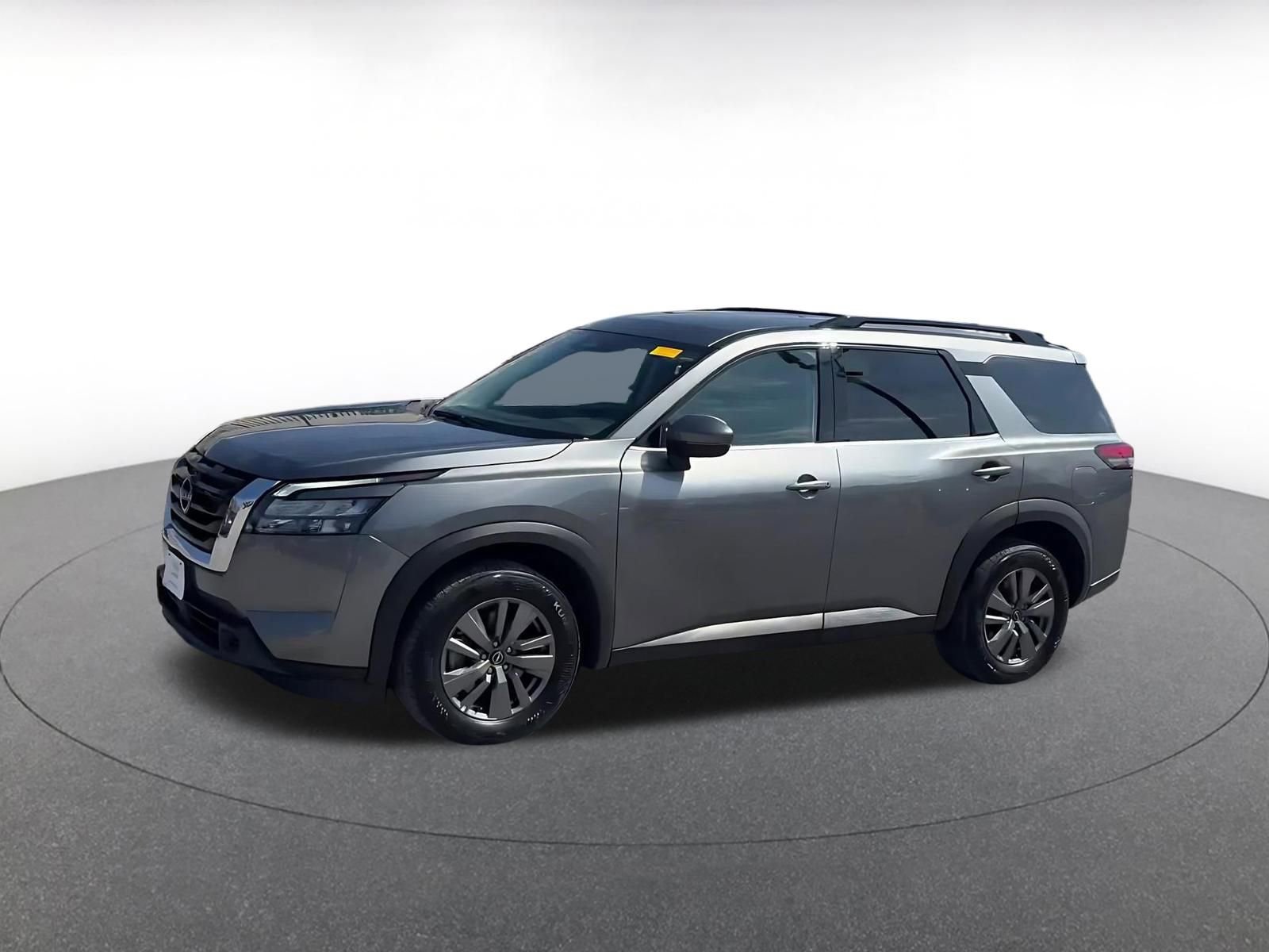 Used 2025 Nissan Pathfinder SV image 8
