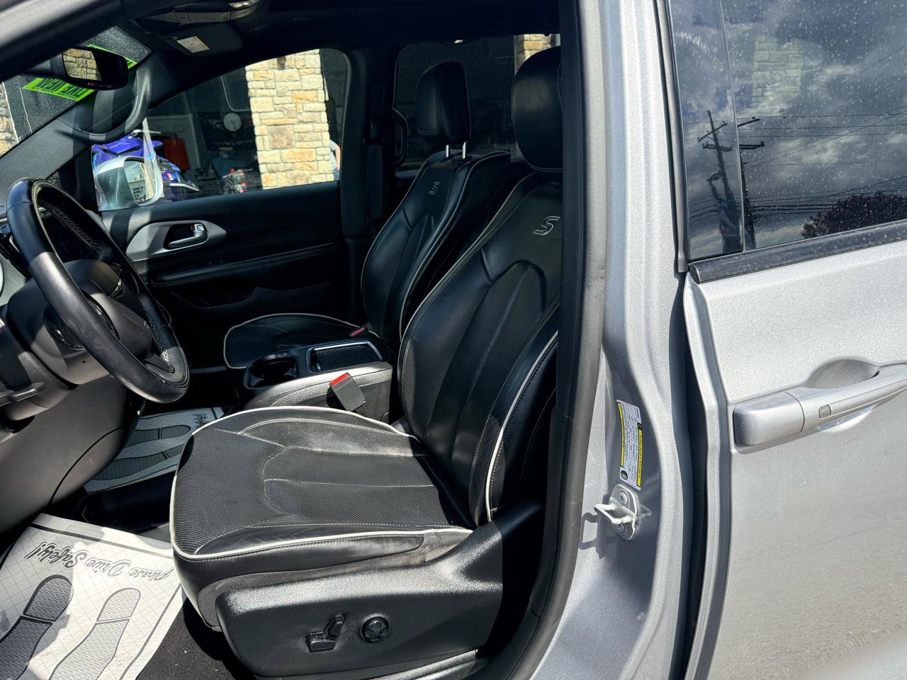 Used 2018 Chrysler Pacifica Limited w/ S Appearance Package FWD image 10