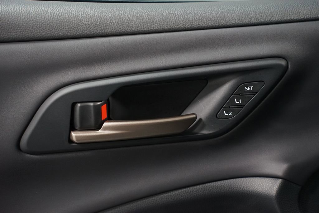 Used 2025 Toyota Crown Signia w/ Advanced Technology Package image 34