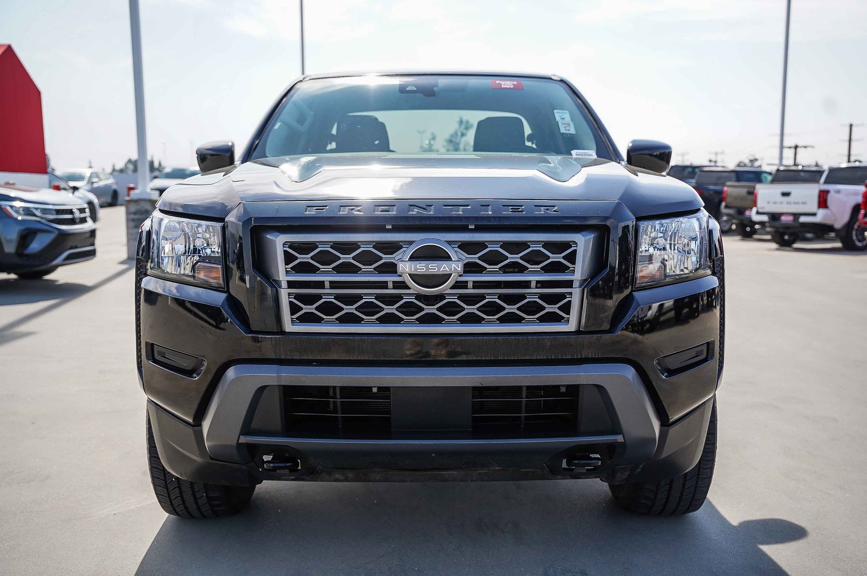 Used 2023 Nissan Frontier SV image 2