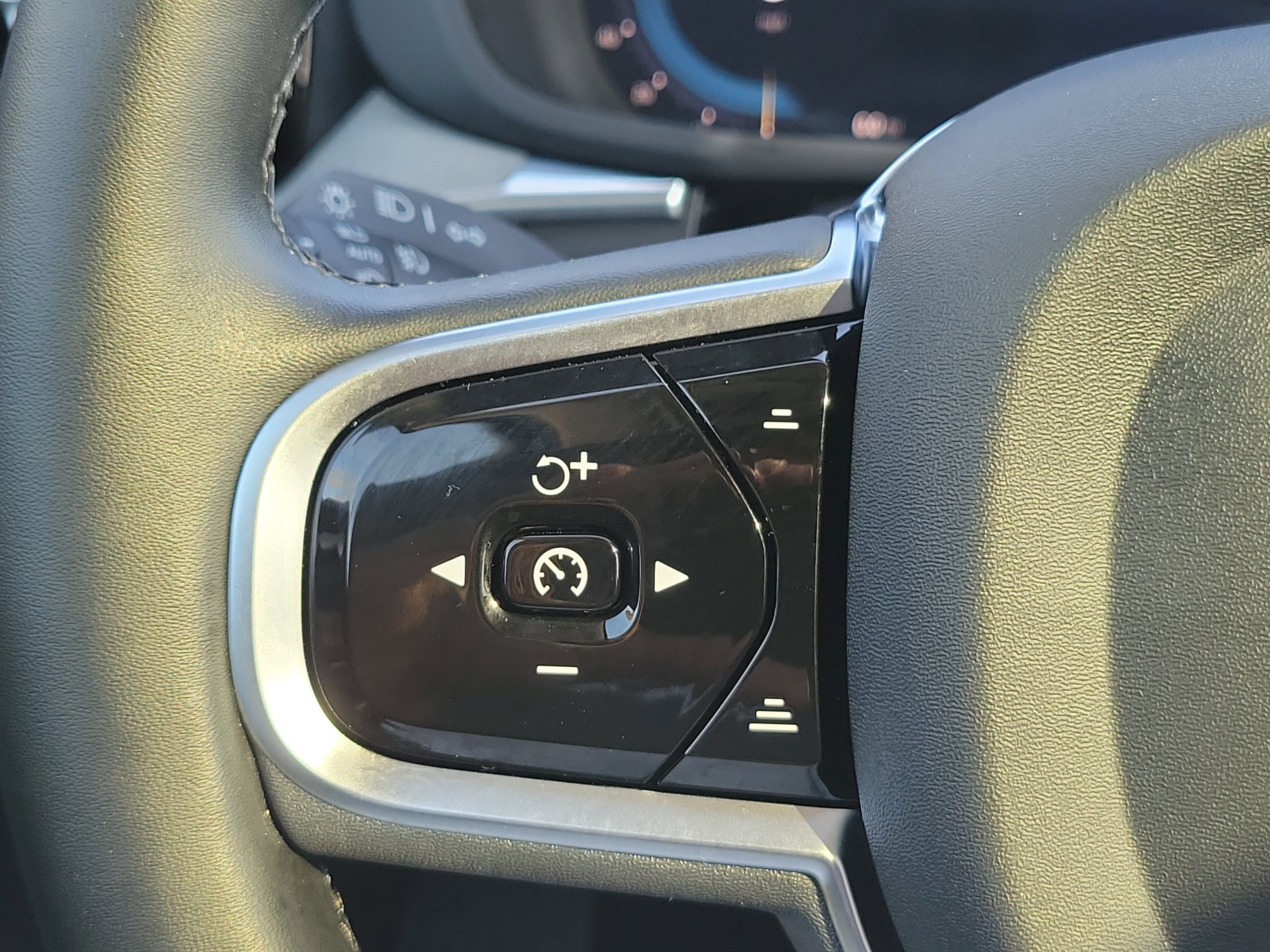 Used 2025 Volvo XC60 B5 Plus image 19