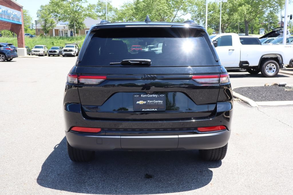 Used 2024 Jeep Grand Cherokee Altitude AWD/4WD image 31