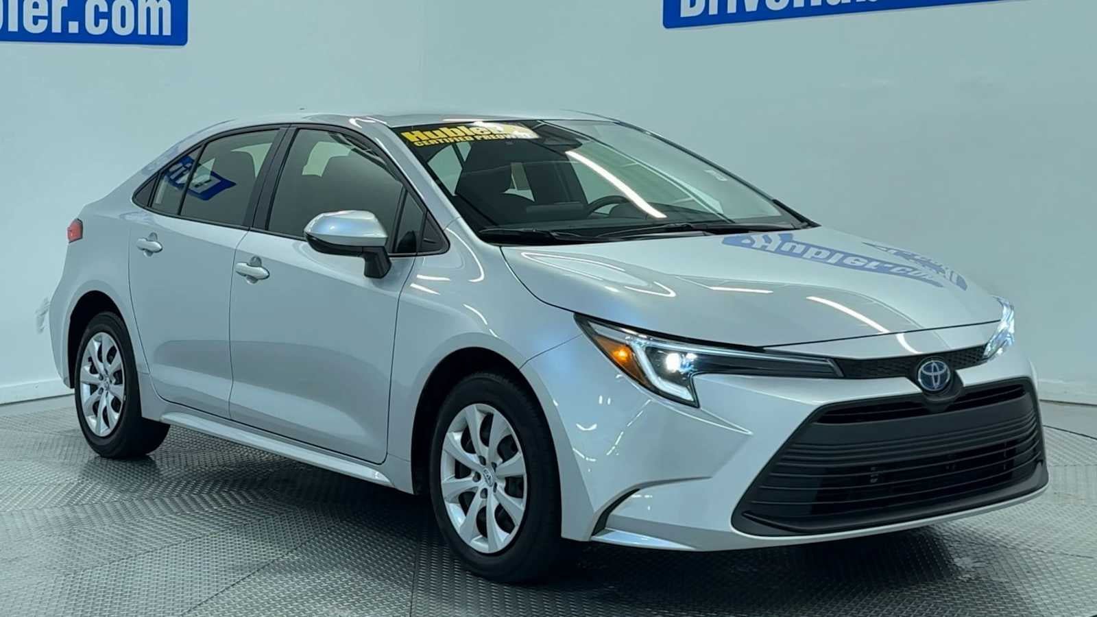 Used 2025 Toyota Corolla LE FWD image 2