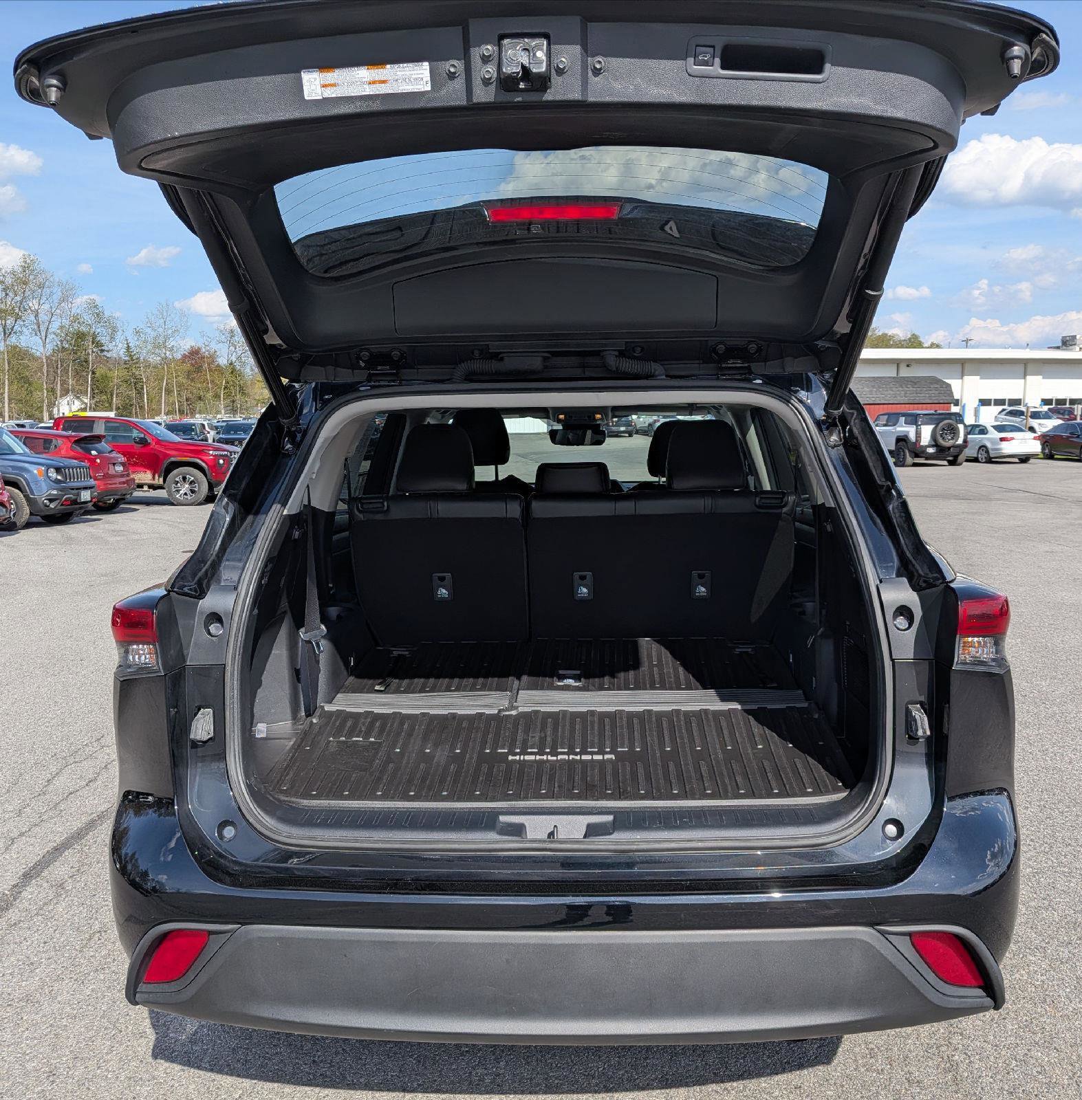Used 2022 Toyota Highlander XLE AWD/4WD image 10