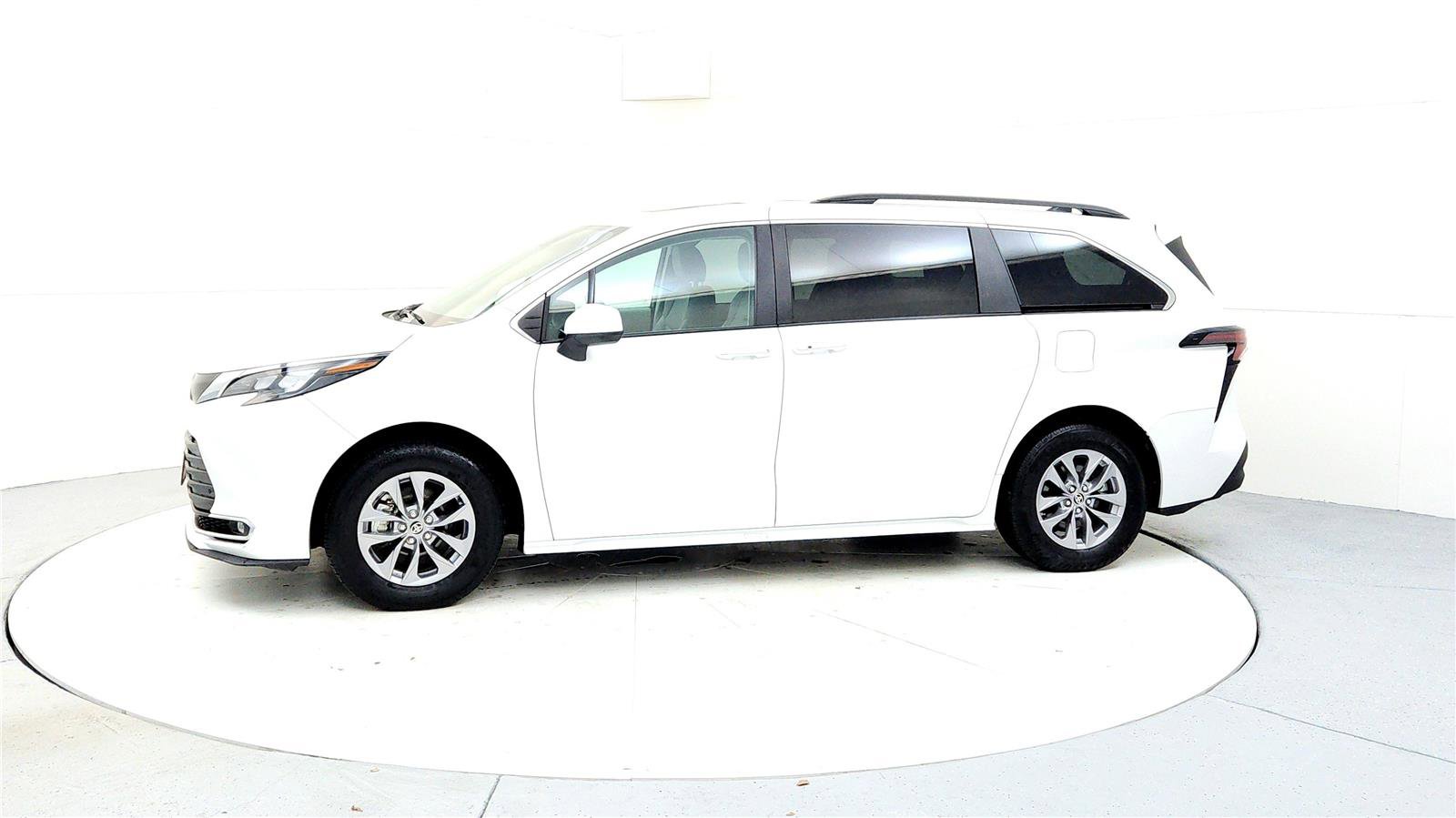 Certified 2024 Toyota Sienna XLE image 3