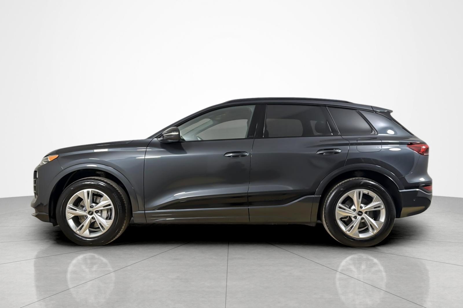 Used 2025 Audi Q6 e-tron Premium w/ Convenience Package RWD image 2