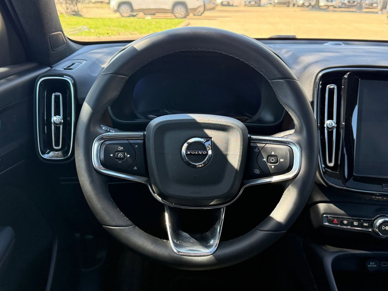 Used 2023 Volvo XC40 Recharge Plus image 34