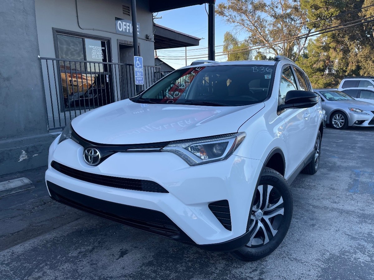 Used 2016 Toyota RAV4 LE image 1