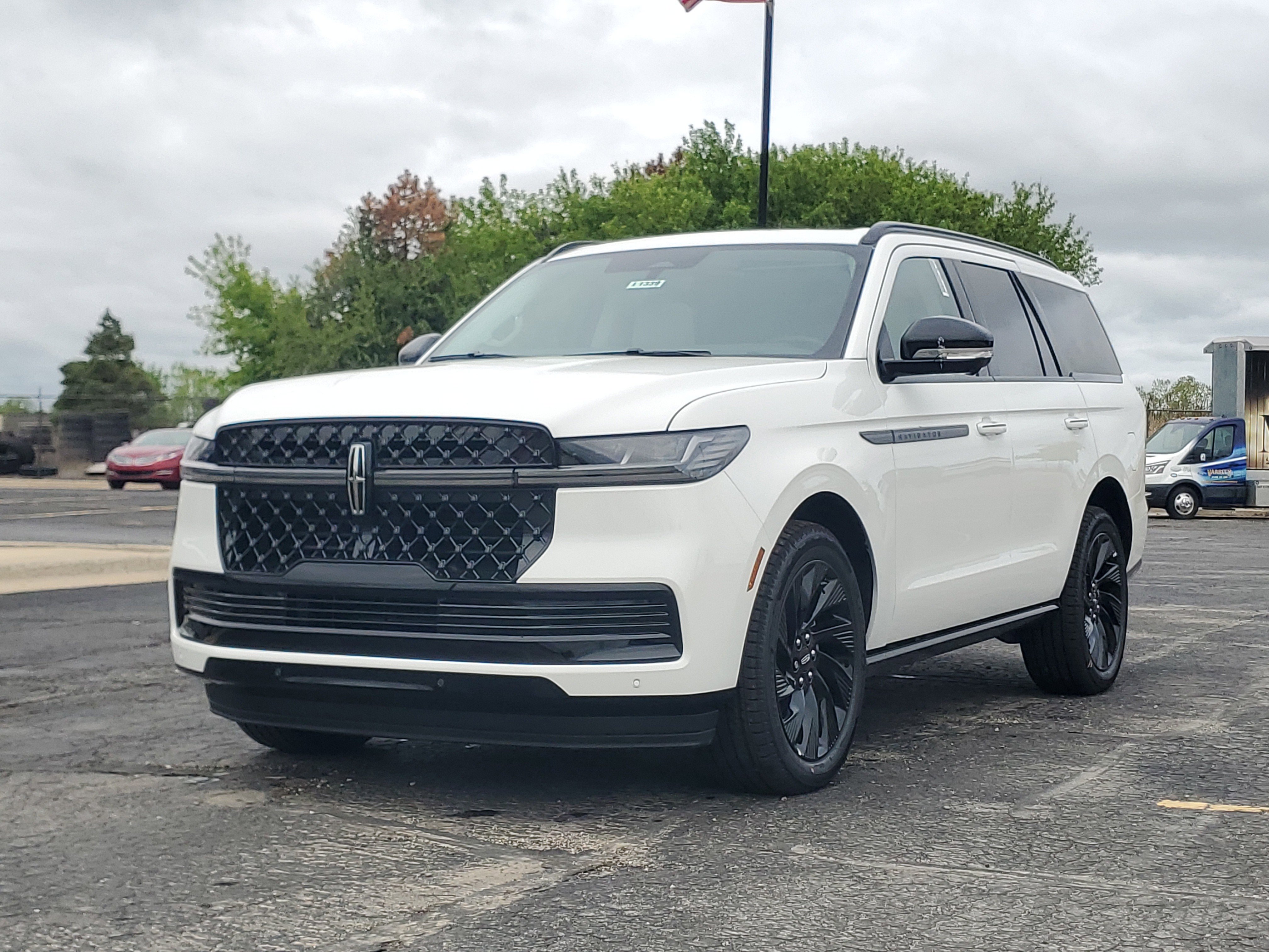 New 2026 Lincoln Navigator Reserve w/ Jet Appearance Package AWD/4WD image 2