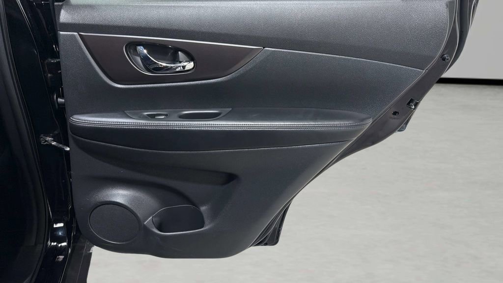 Used 2015 Nissan Rogue SV AWD/4WD image 13