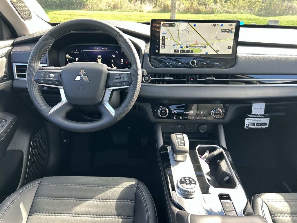 Used 2025 Mitsubishi Outlander SE image 16