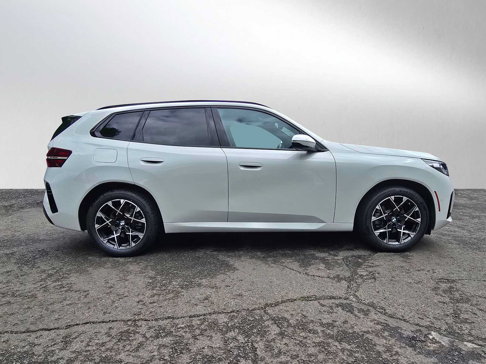 Used 2025 BMW X3 xDrive30i w/ Premium Package AWD/4WD image 2