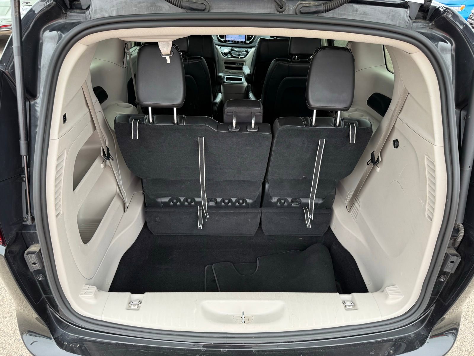 Used 2023 Chrysler Pacifica Touring-L image 40