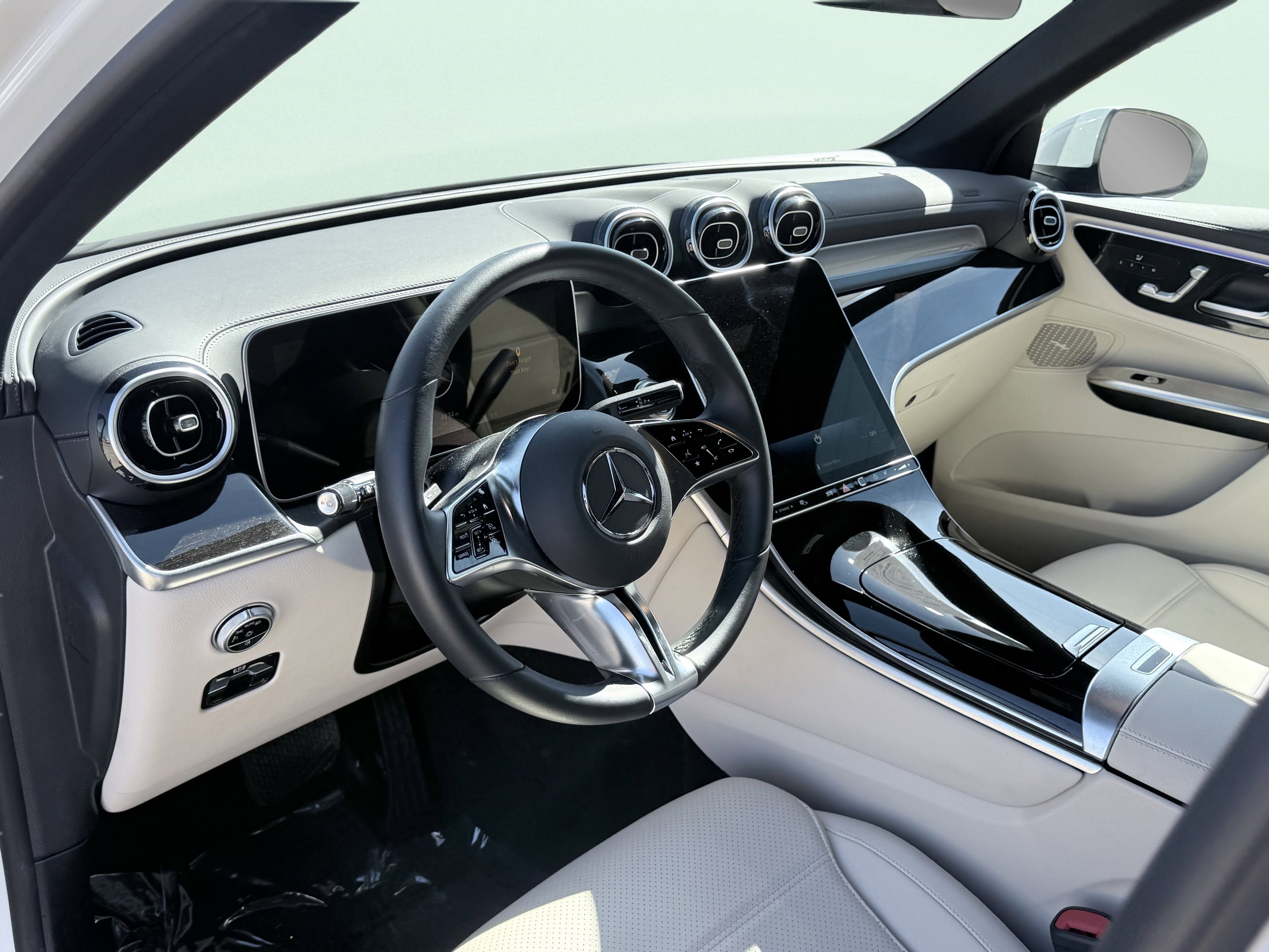 Used 2025 Mercedes-Benz GLC 300 4MATIC image 29