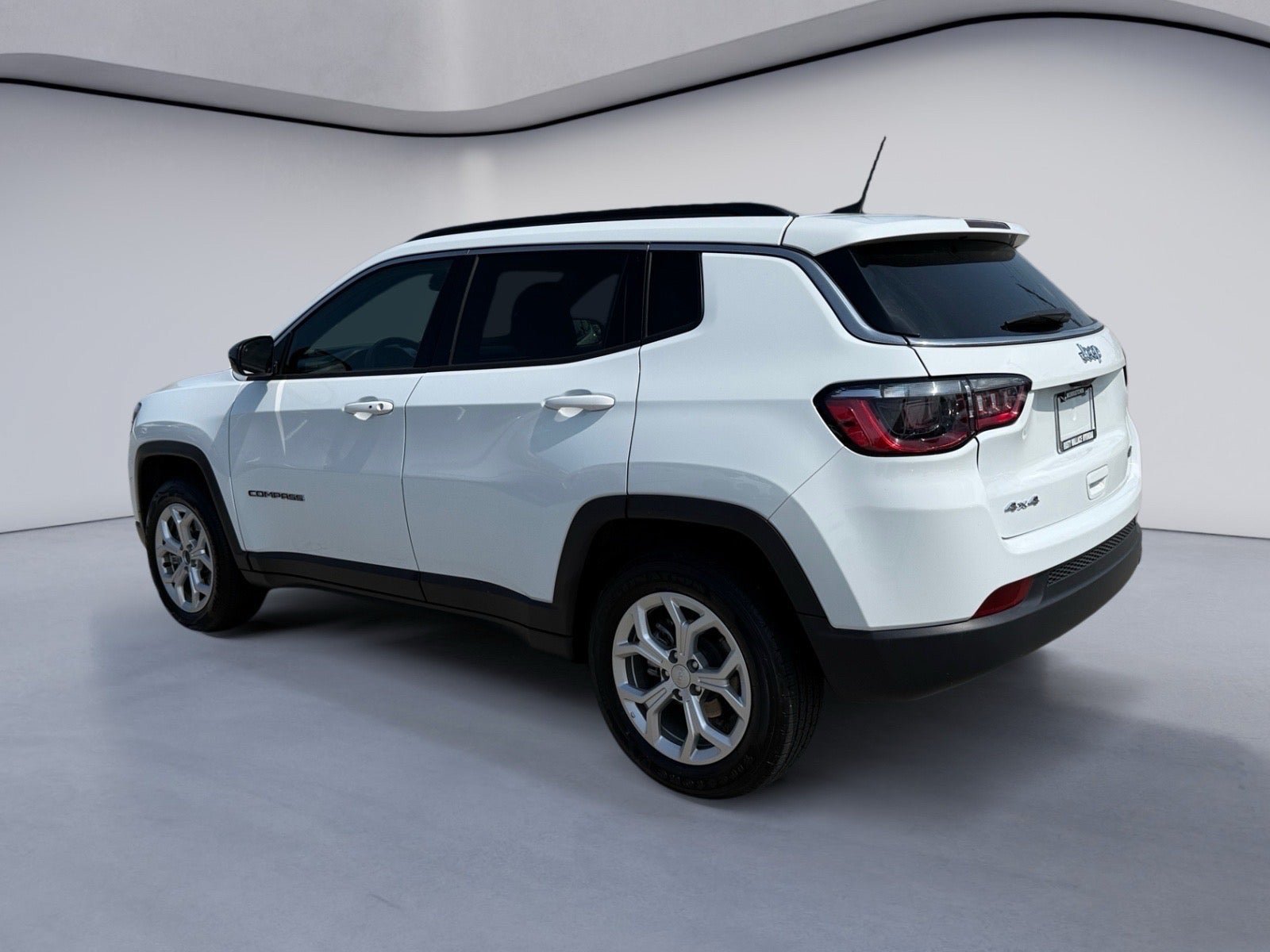 Used 2024 Jeep Compass Latitude AWD/4WD image 3