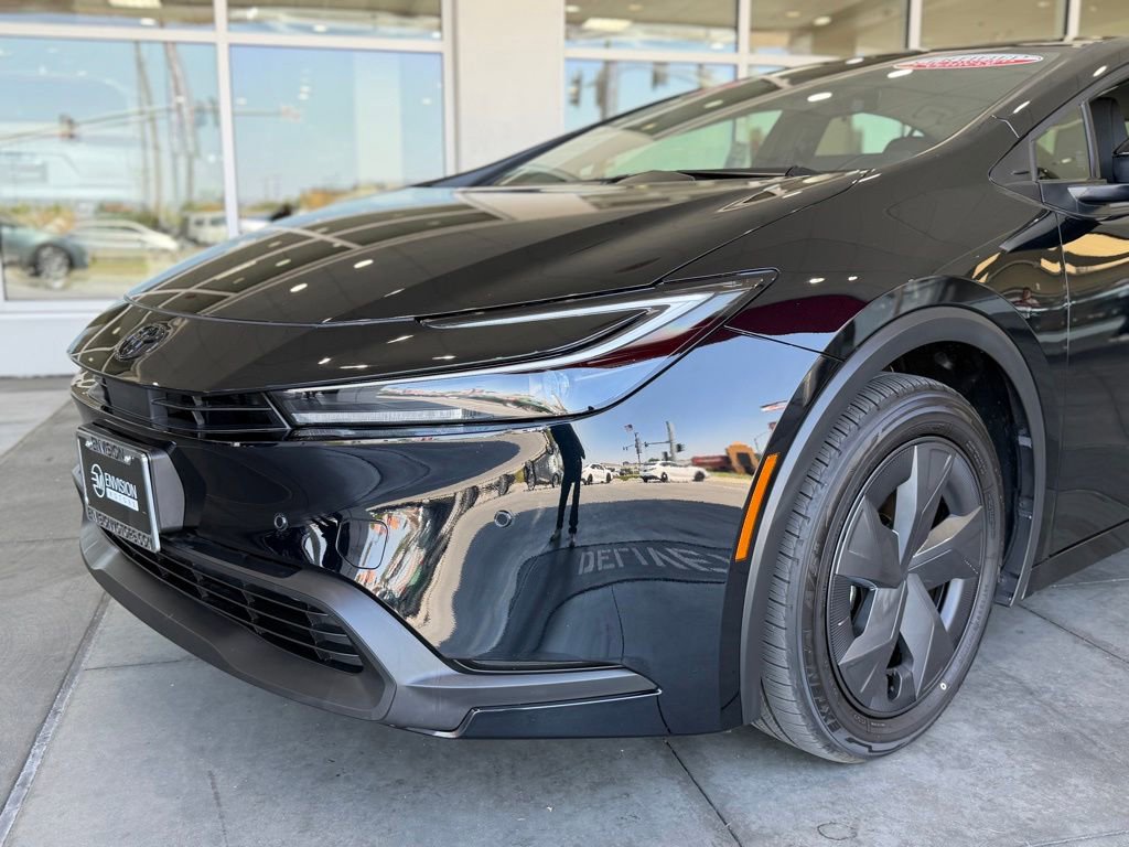 Used 2024 Toyota Prius LE FWD image 3