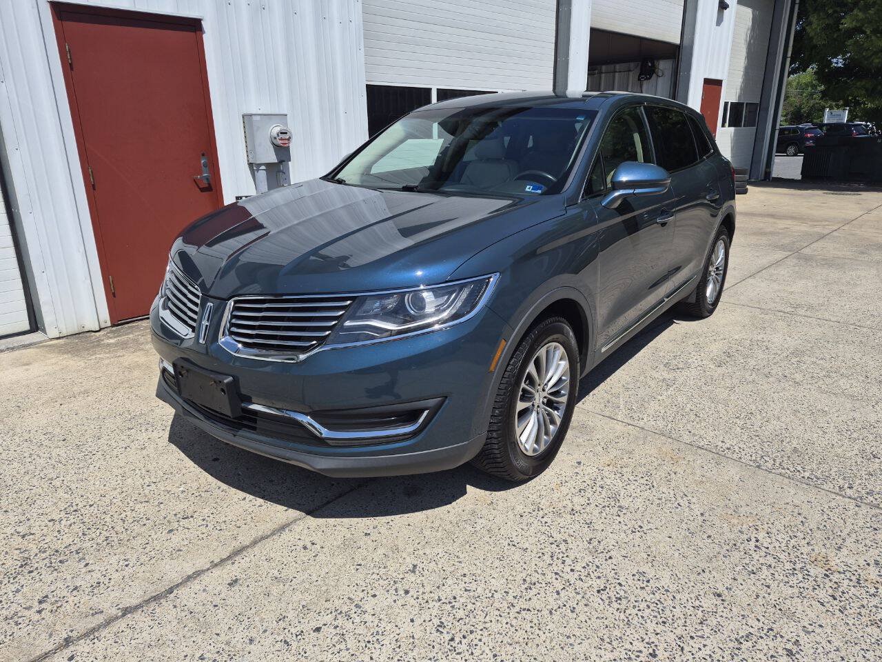 Used 2016 Lincoln MKX Select AWD/4WD image 2
