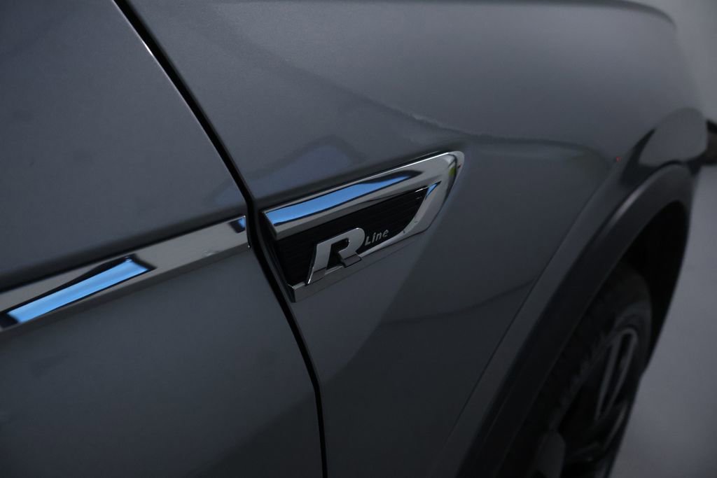 Used 2021 Volkswagen Tiguan SE R-Line w/ 3rd Row Seat Package image 11