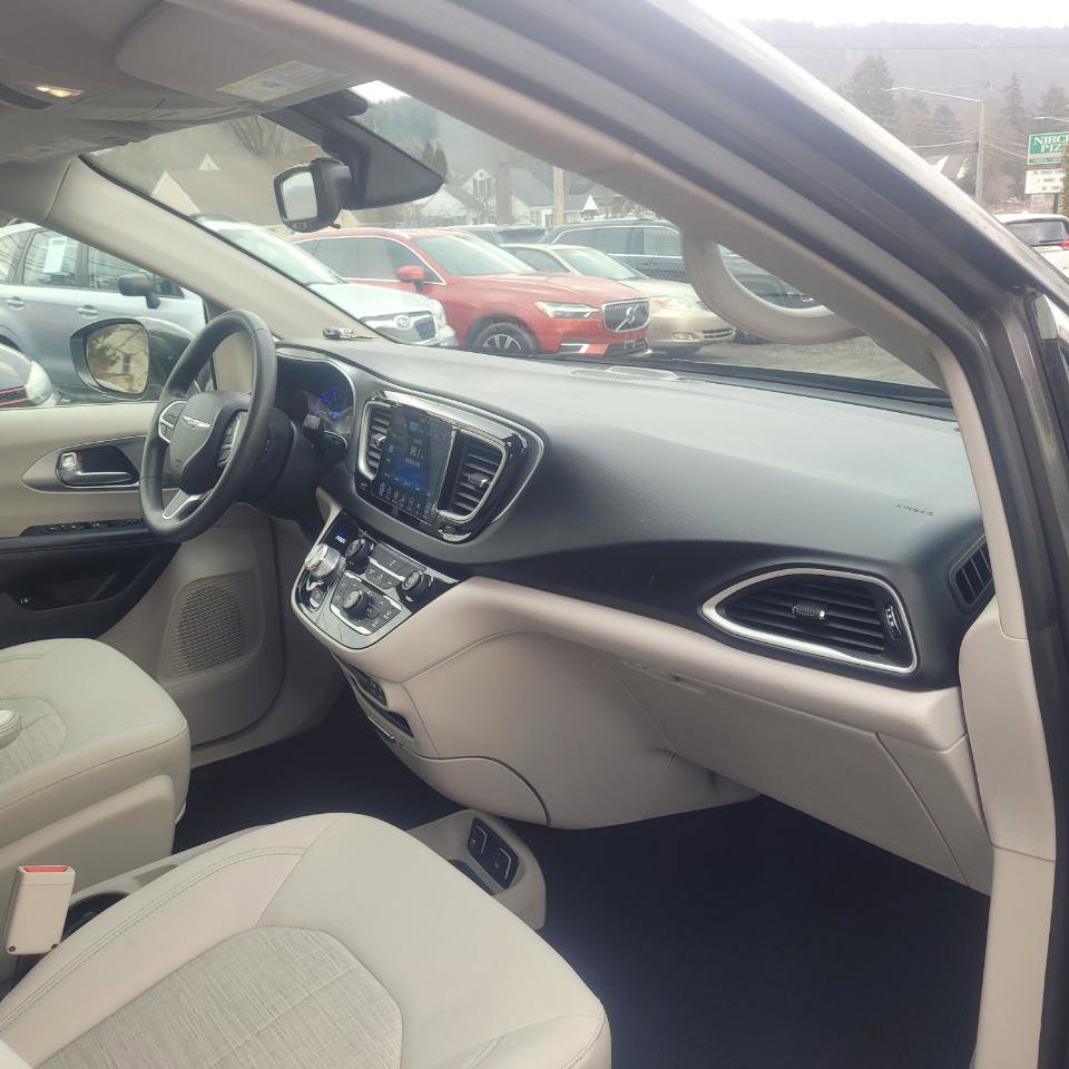 Used 2017 Chrysler Pacifica Touring Plus image 30