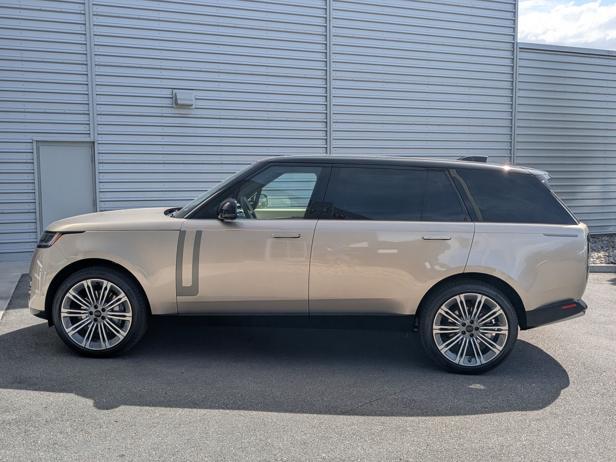 New 2026 Land Rover Range Rover Long Wheelbase SE AWD/4WD image 8