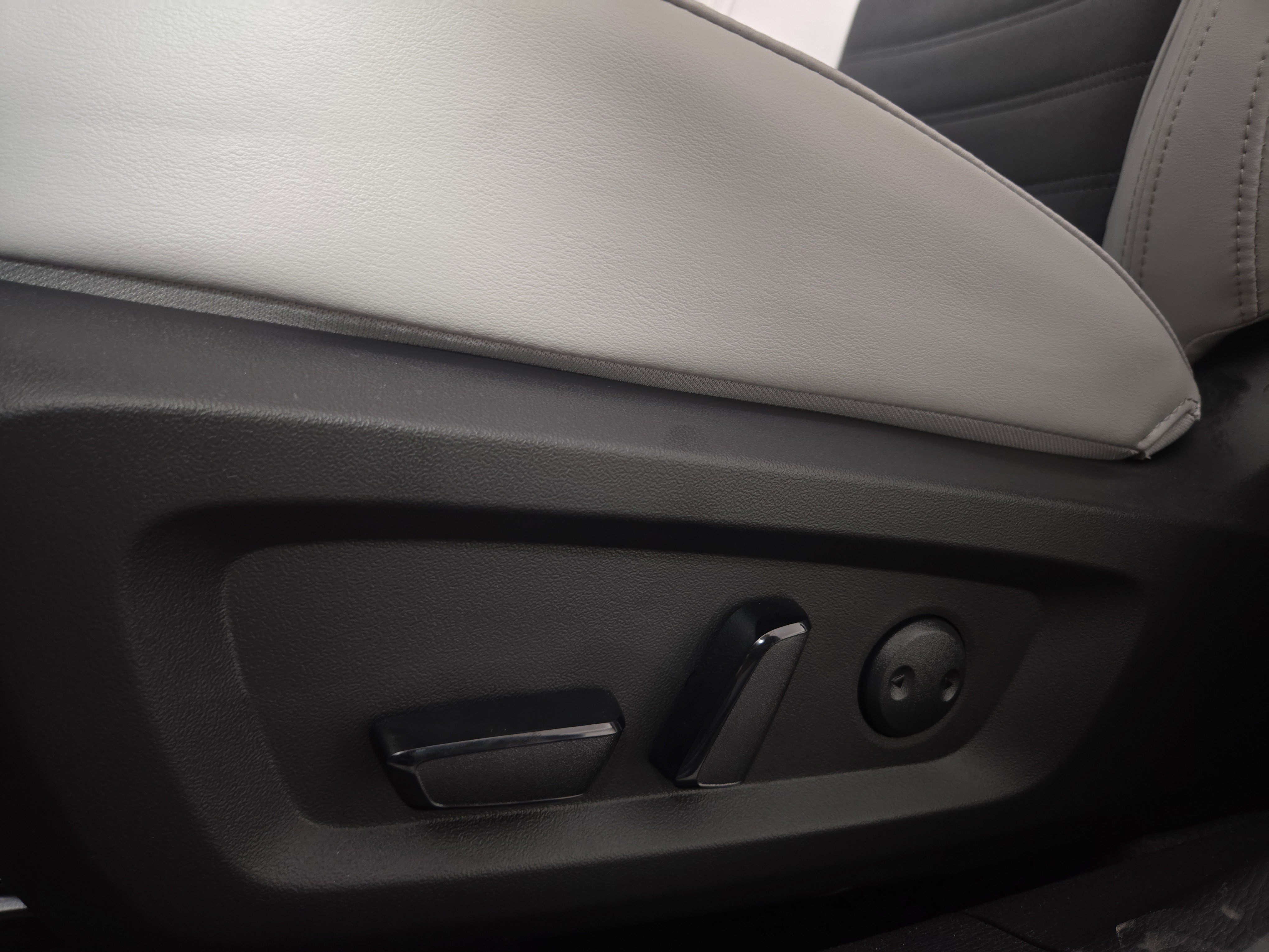 New 2025 Mitsubishi Outlander SE image 30