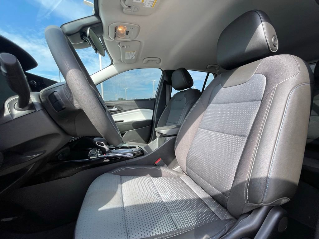 Used 2025 Chevrolet Trax LT FWD image 18