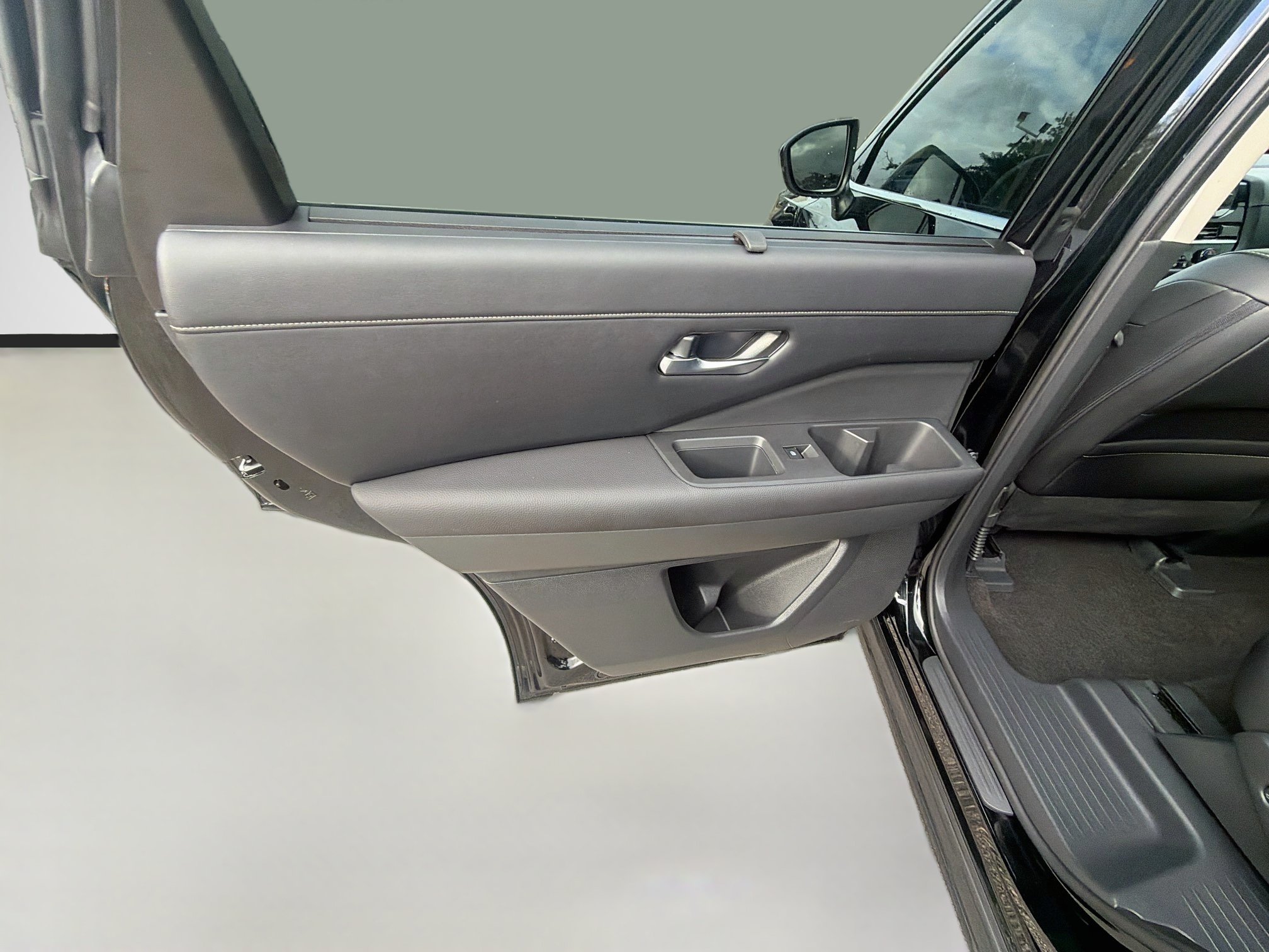 Used 2024 Nissan Pathfinder SL FWD image 23