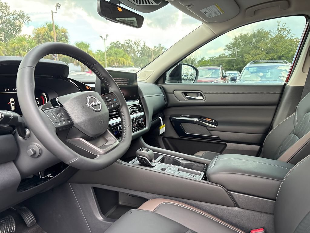 New 2026 Nissan Pathfinder Platinum FWD image 5
