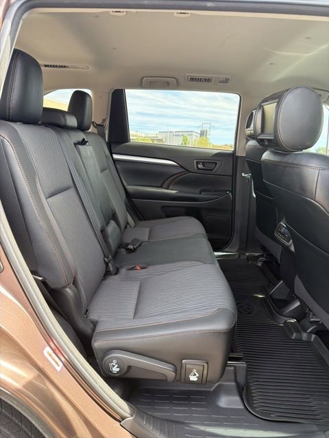 Used 2018 Toyota Highlander Plus FWD image 10