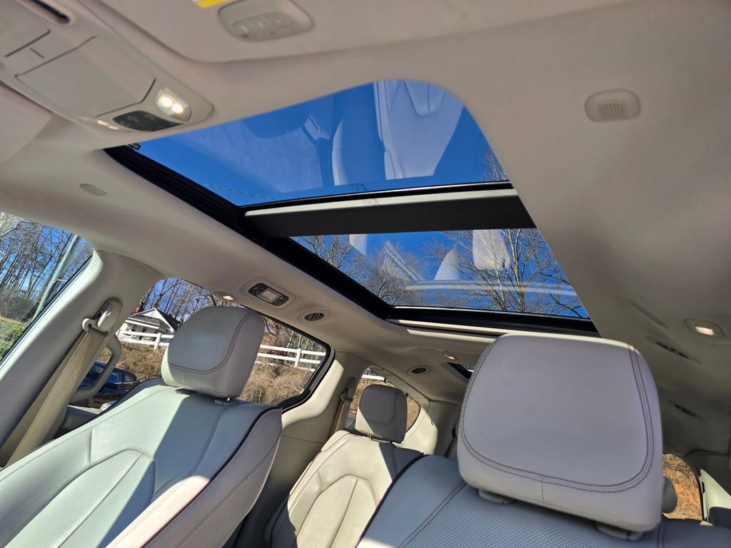 Used 2017 Chrysler Pacifica Limited w/ Tire & Wheel Group image 11