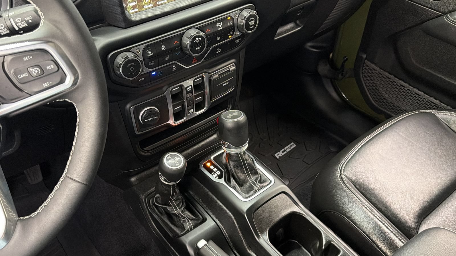 Used 2023 Jeep Wrangler Unlimited Sahara w/ Cold Weather Group AWD/4WD image 34