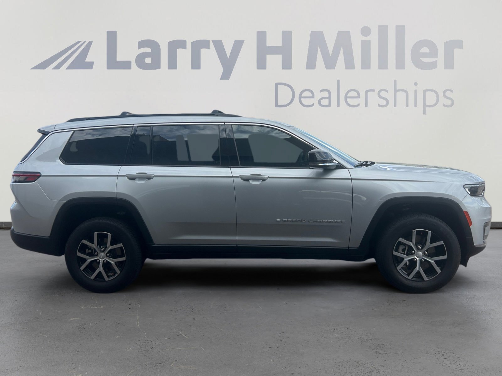 Used 2025 Jeep Grand Cherokee L Limited AWD/4WD image 7