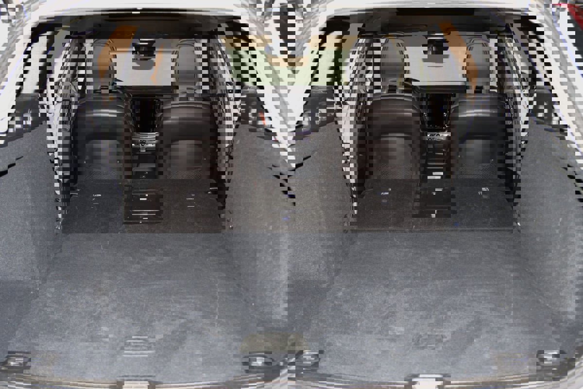 Used 2025 Volvo V60 B5 Cross Country Plus image 63