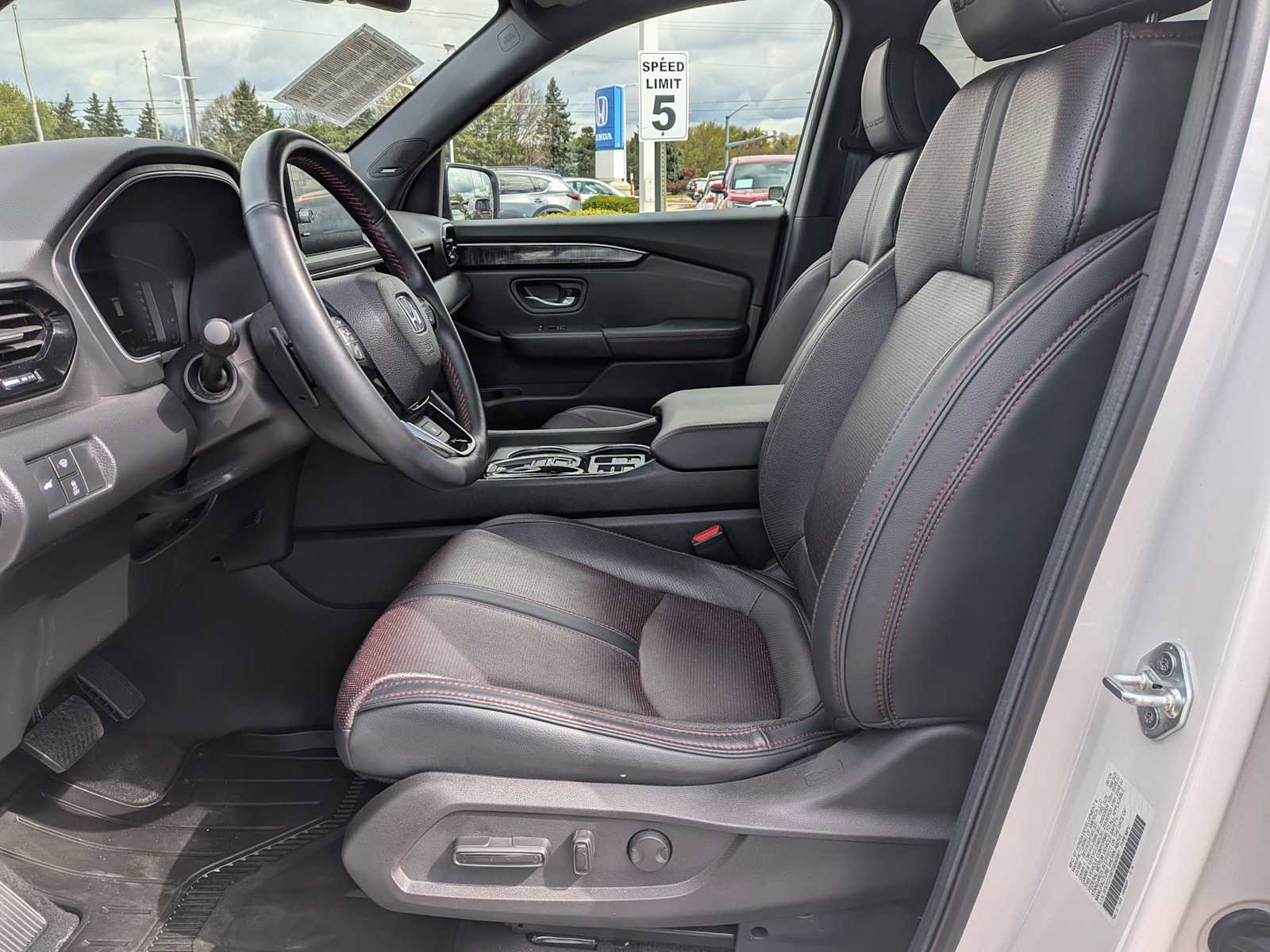Used 2025 Honda Pilot Black Edition image 14