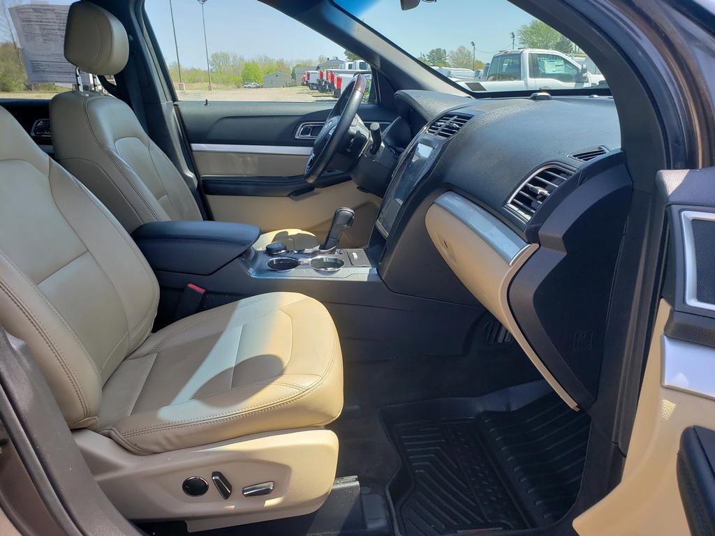 Used 2016 Ford Explorer XLT w/ Equipment Group 202A AWD/4WD image 18