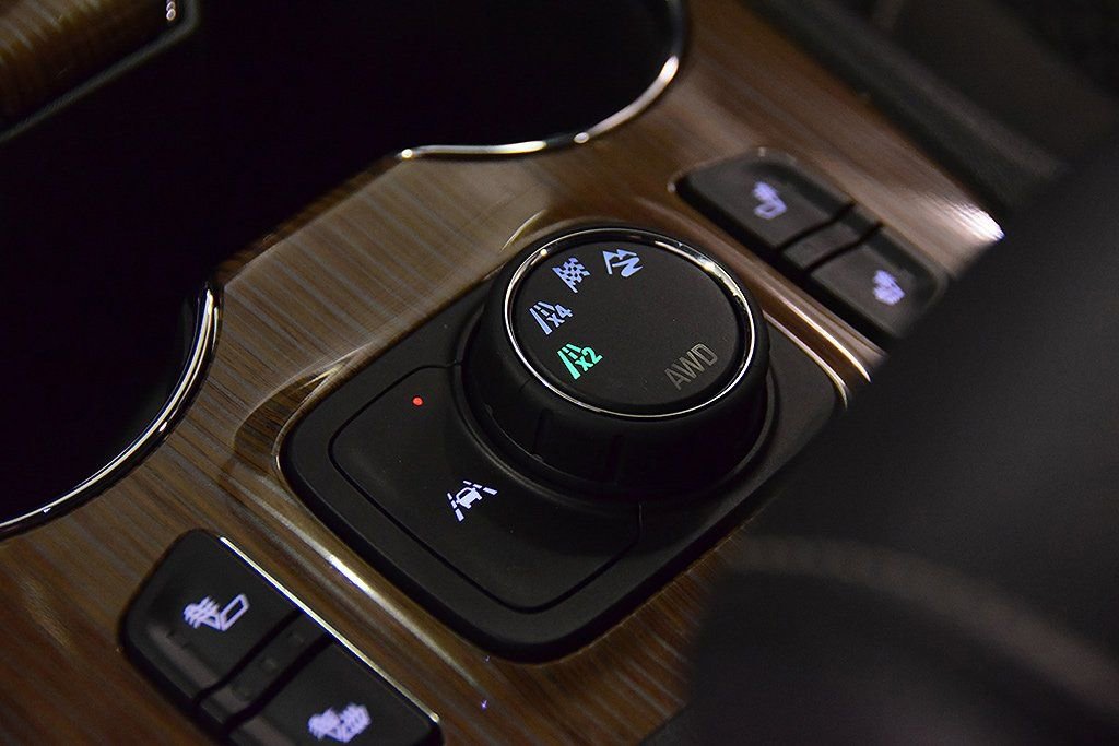 Used 2023 GMC Acadia SLE w/ Driver Convenience Package image 26