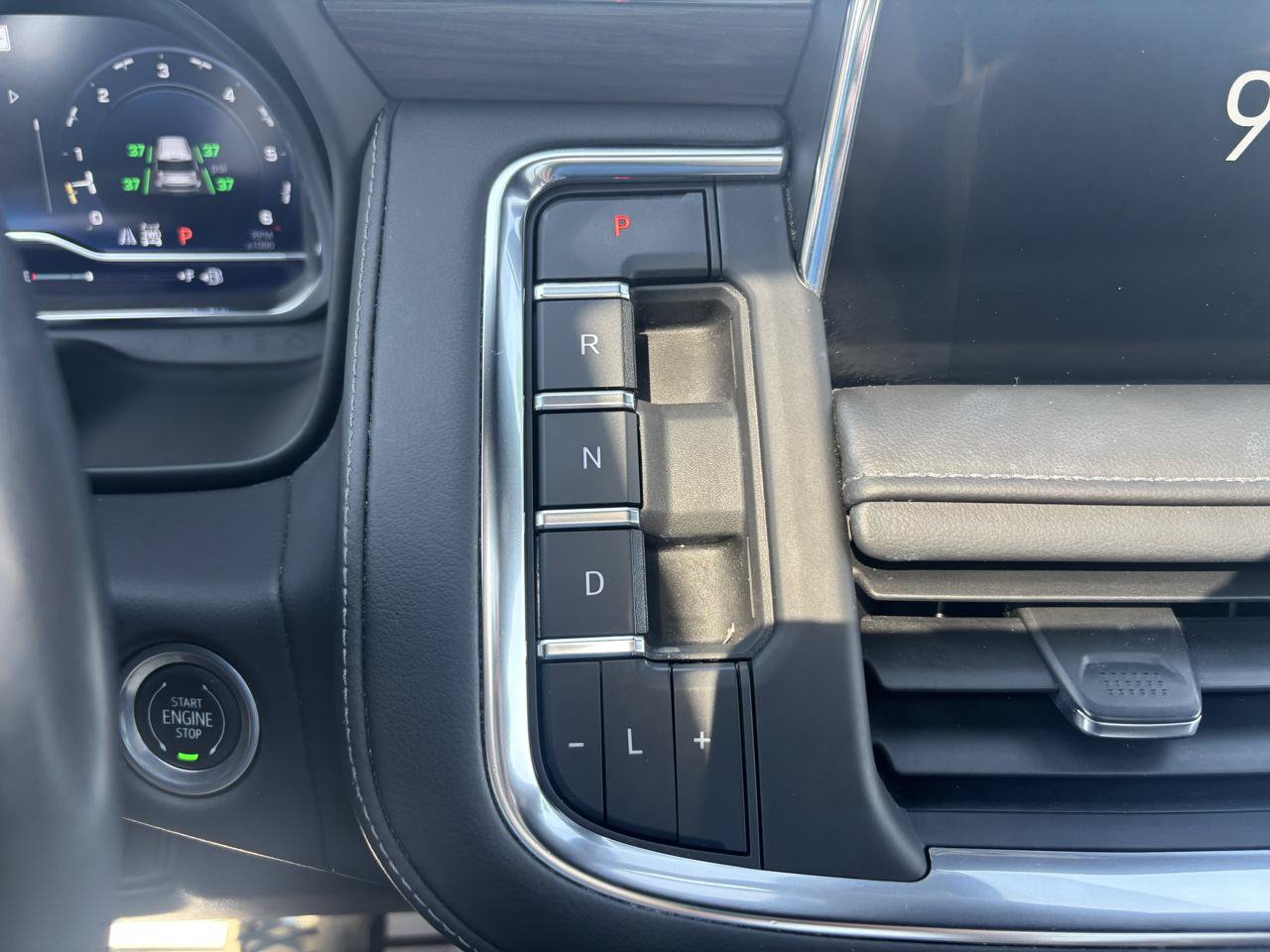 Used 2022 Chevrolet Tahoe Z71 w/ Luxury Package AWD/4WD image 23