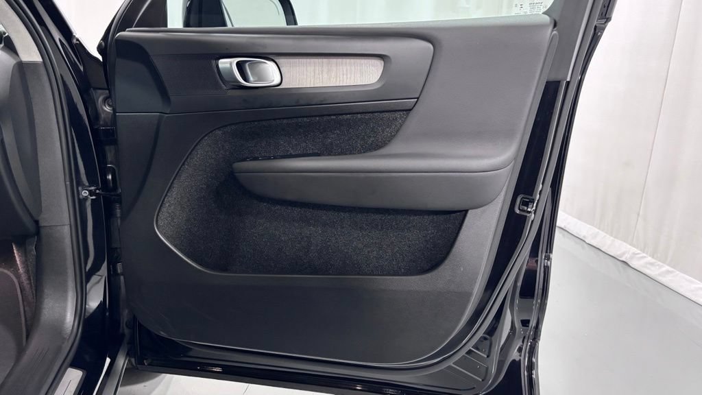 Certified 2025 Volvo XC40 B5 Plus AWD/4WD image 20