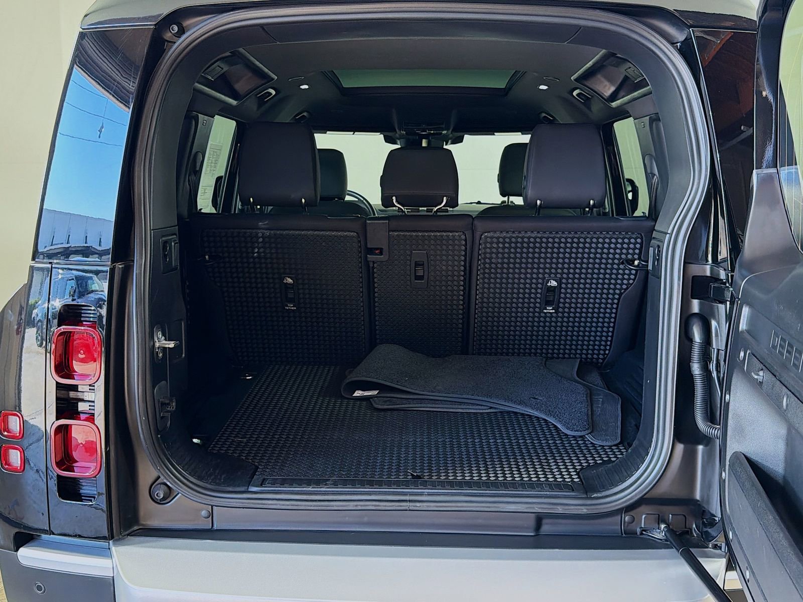 Certified 2025 Land Rover Defender 110 S AWD/4WD image 30