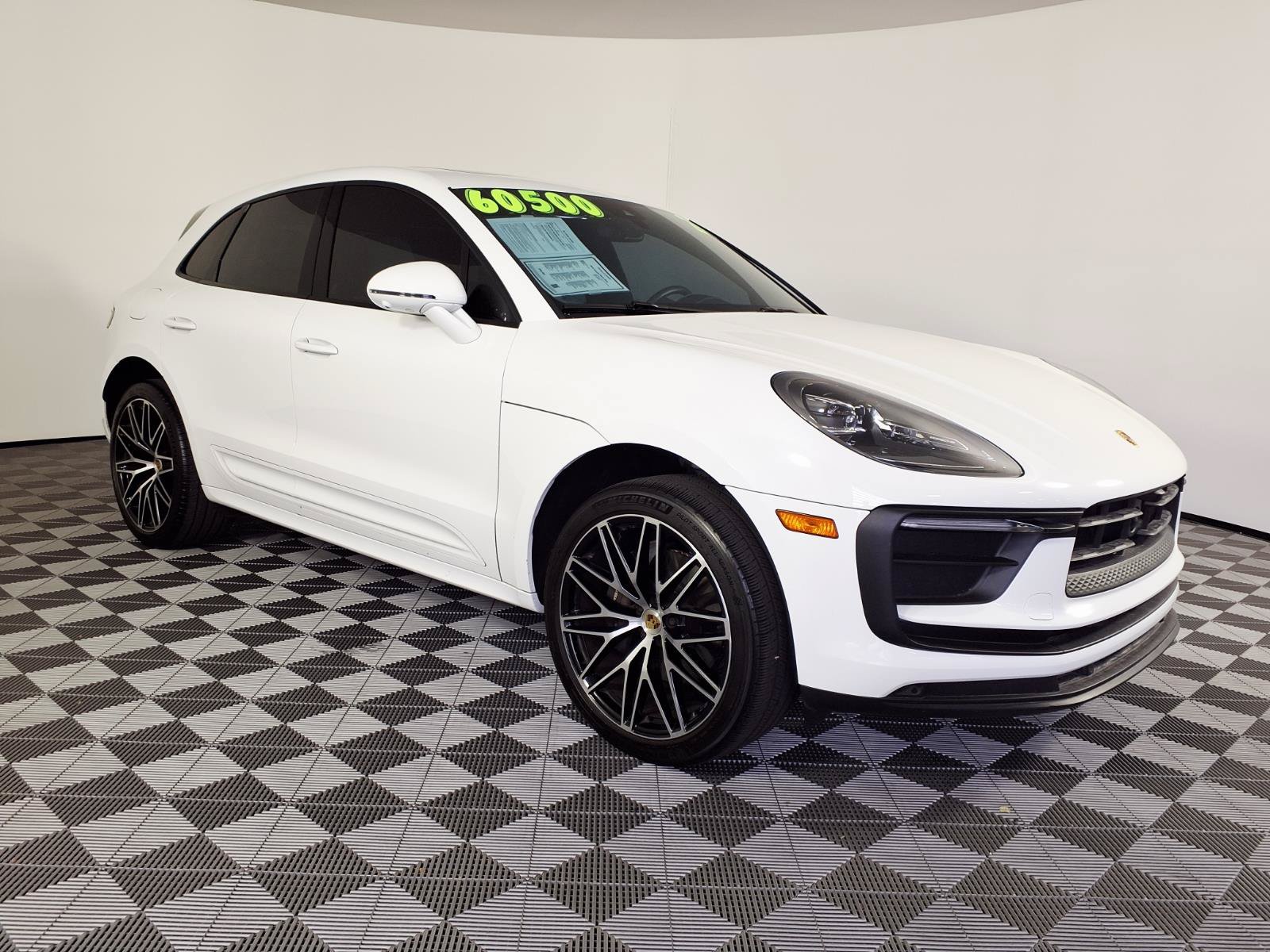 Used 2024 Porsche Macan AWD/4WD image 3